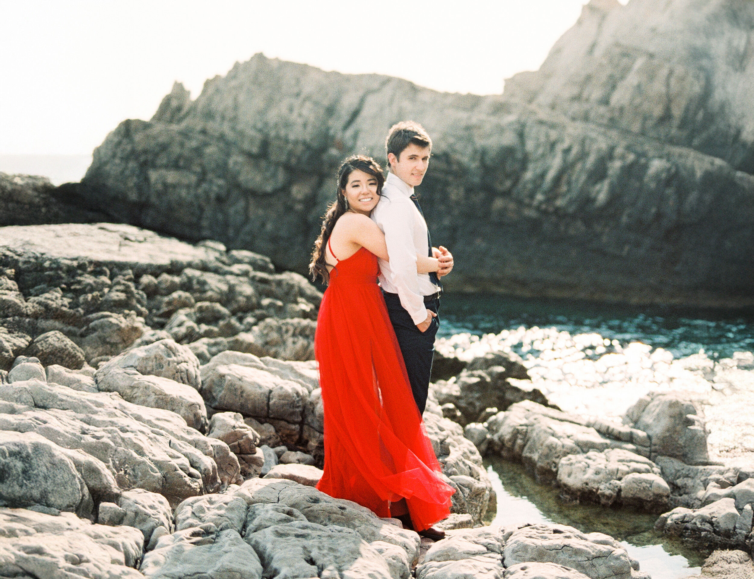 A bride and groom on a beautifull river location for pre-wedding photoshoot